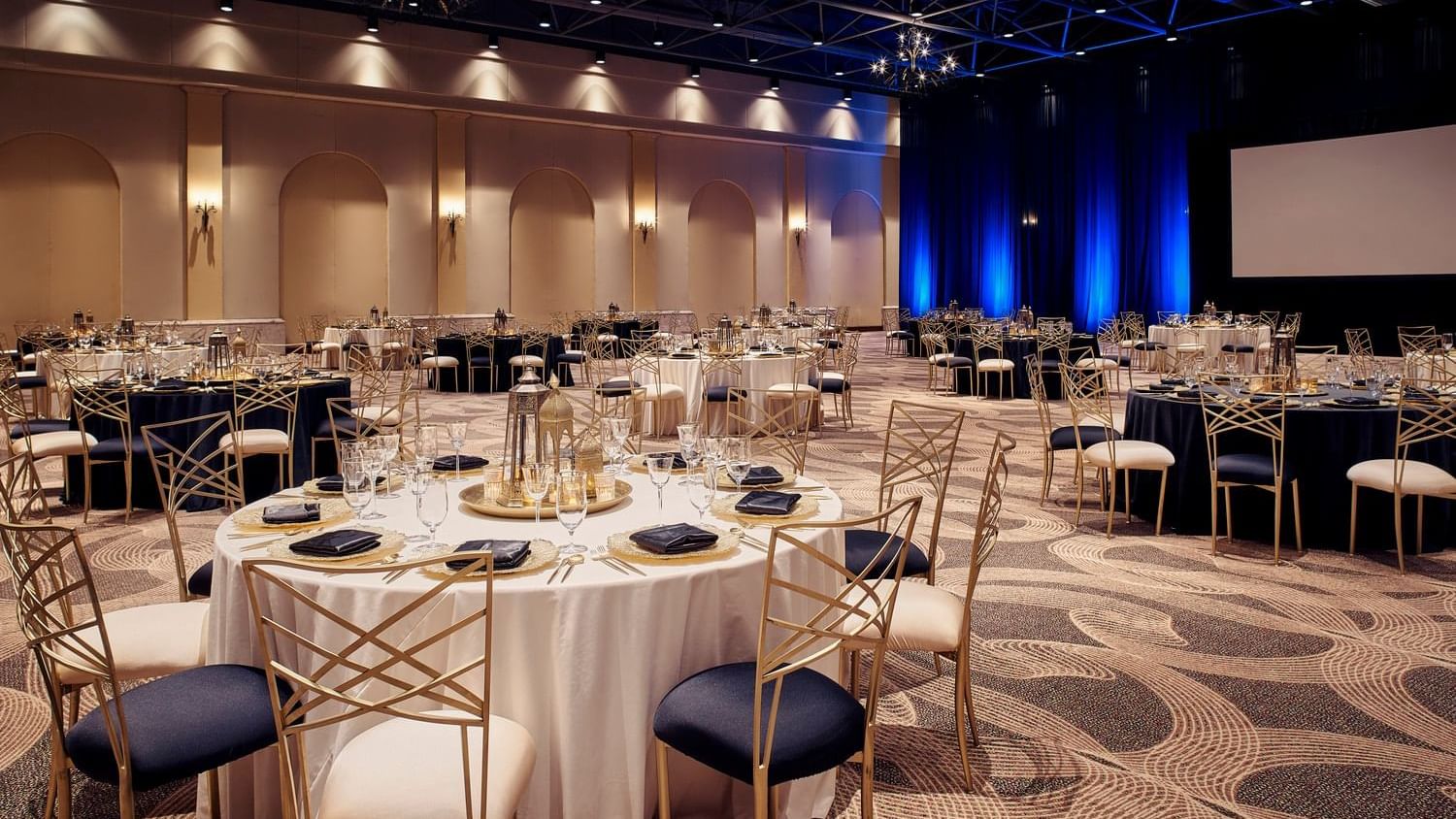 Salón Hacienda con hermosos arreglos de mesa e iluminación cálida en Hacienda del Mar Los Cabos