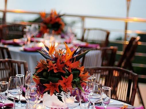 Arreglo de mesa con jarrón de flores en el lugar de eventos especiales en Los Altos Resort