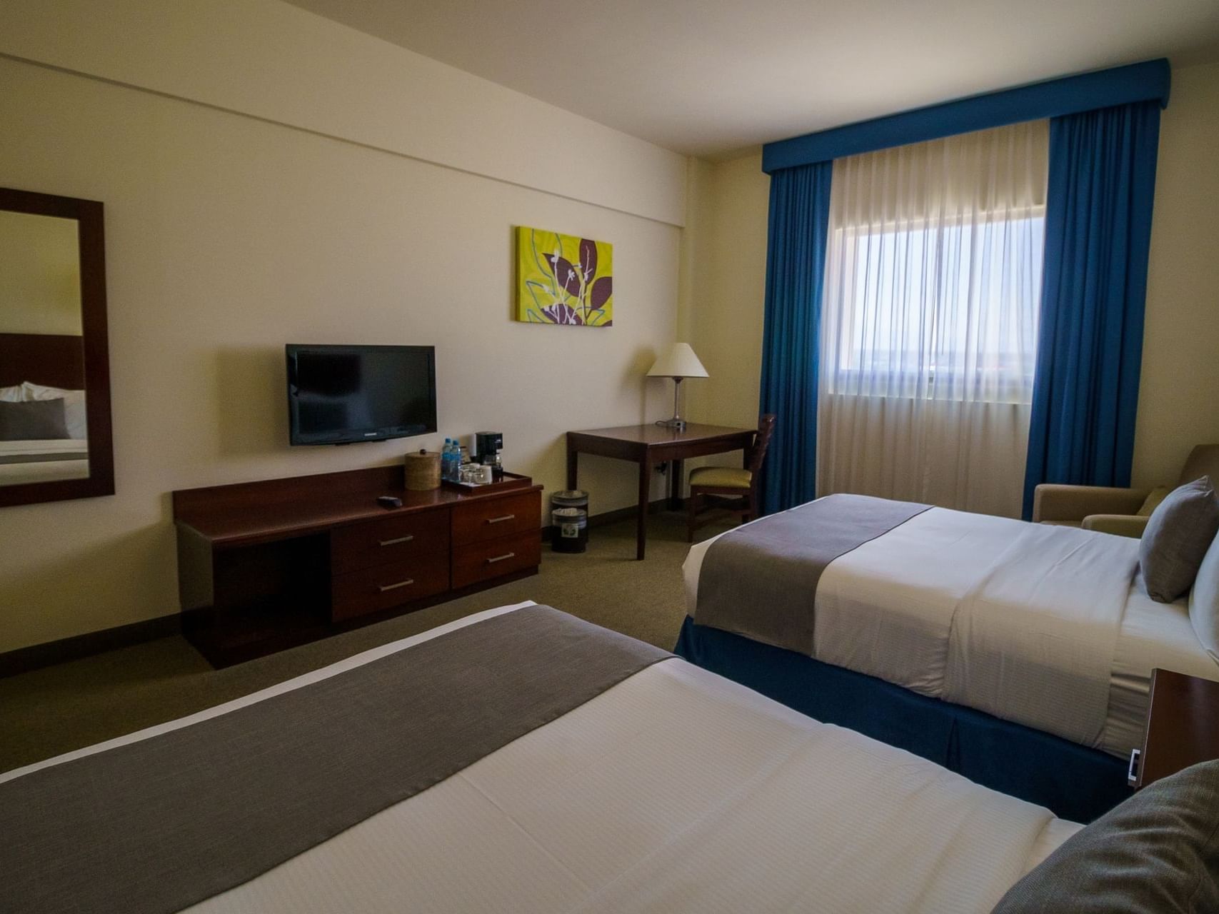 Double Bed Smoking Room interior at Hotel Aeropuerto los Cabos