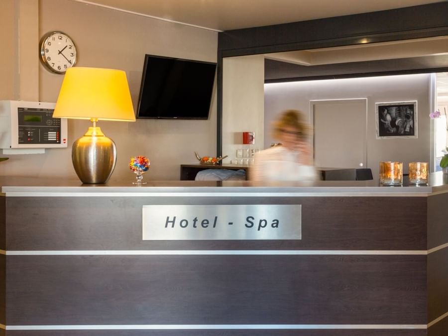 A receptionist at the reception desk in Hotel Spa