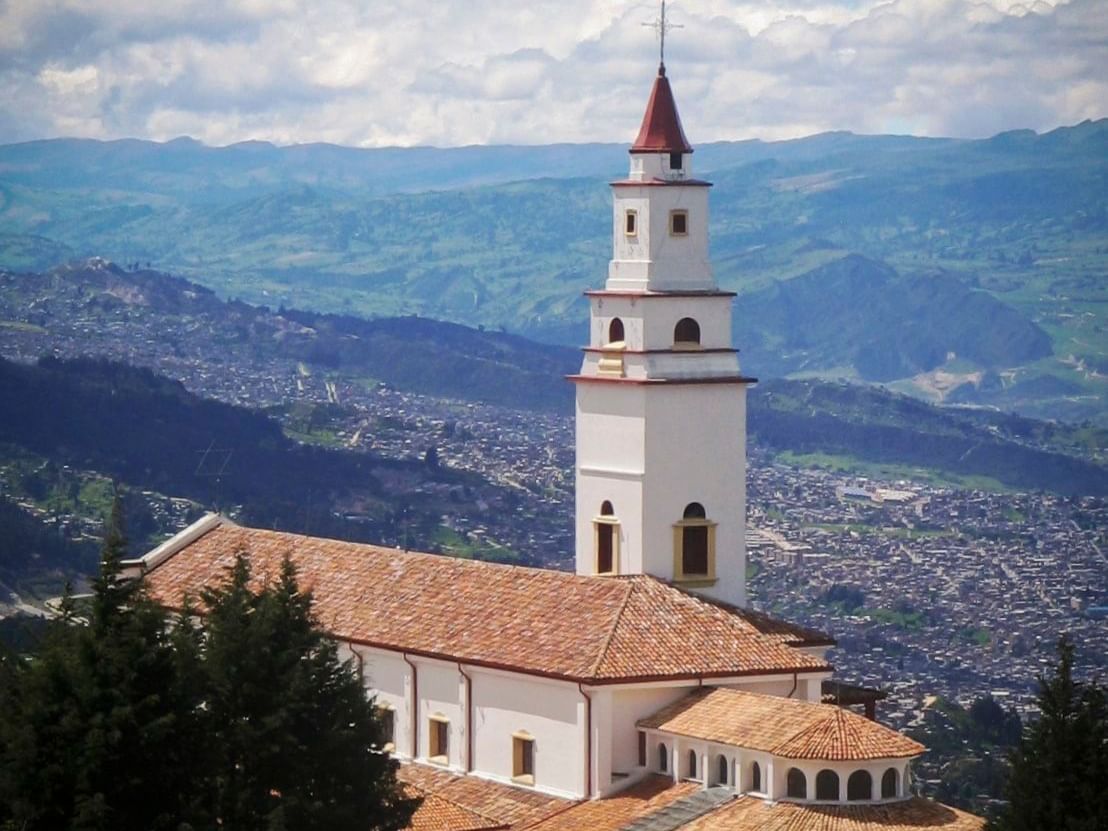 Vista aerea del Cerro de Monserrate cerca de Bogota Plaza Hotel