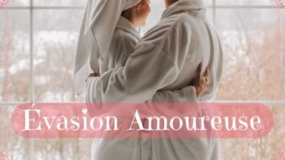 Deux amoureux en peignoir devant une fenêtre enneigée avec texte Evasion Amoureuse.