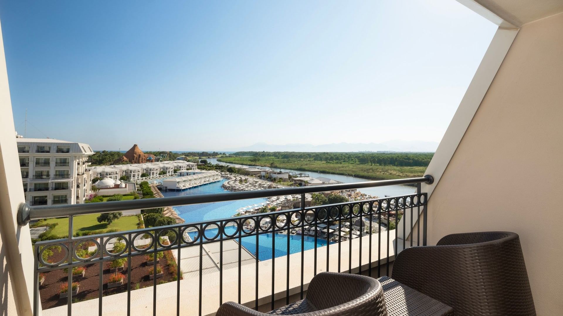 Major Suite balkonundan havuz ve golf sahası manzarası,  Titanic Deluxe Golf Belek Antalya'da