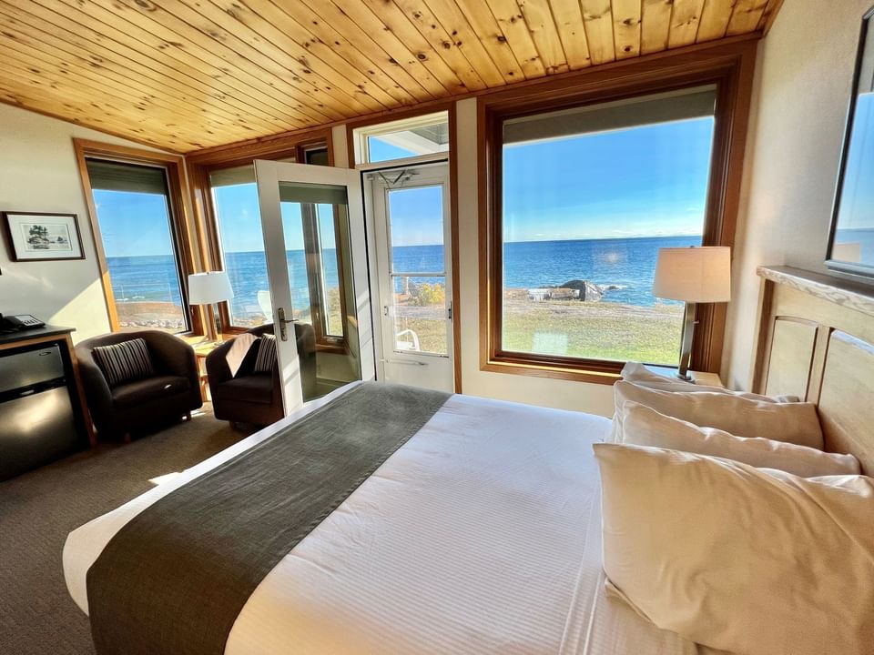 Queen bed in Two Bedroom Condo, Style B at Bluefin Bay
