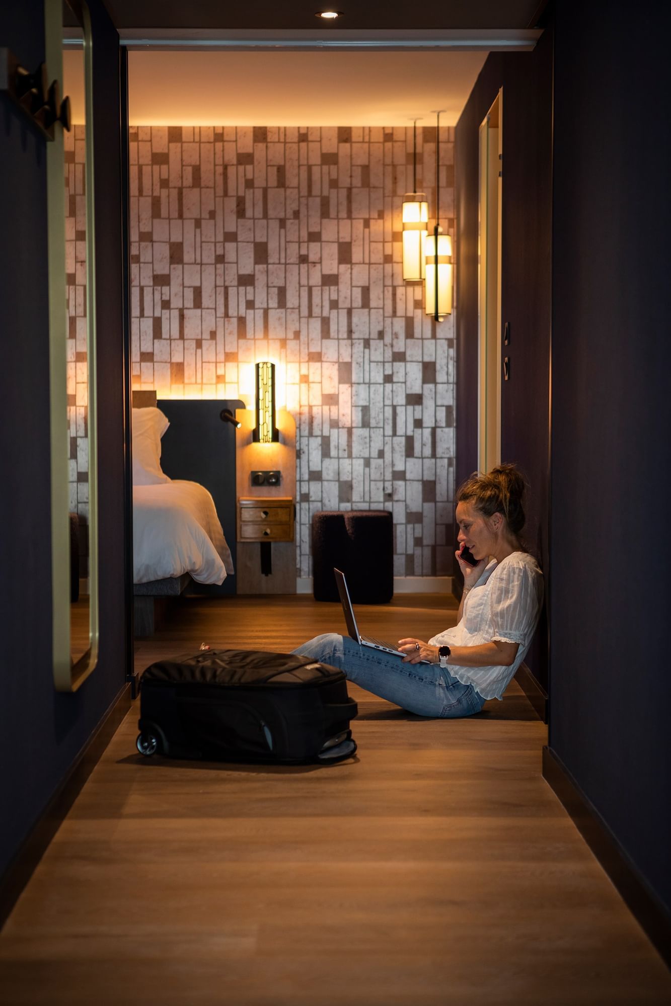 Femme travaillant sur le sol de la chambre à l'Oceania Le Conti Brest