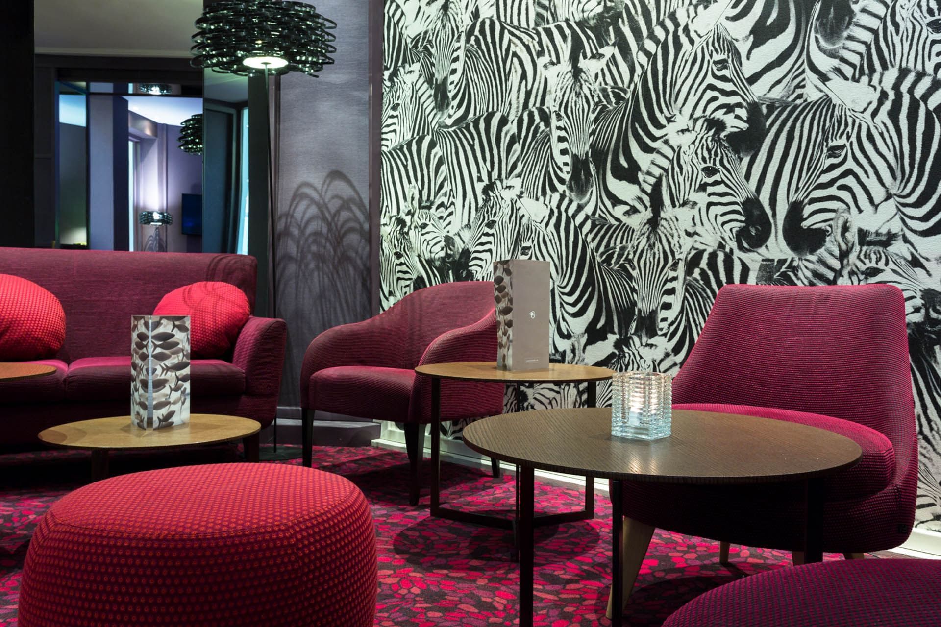 Motif zébré sur le mur du bar à Oceania Hôtel de France Nantes