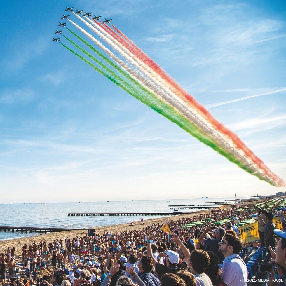 Colorful air show with jets and spectators at the beach for Jesolo Air Show 2026.