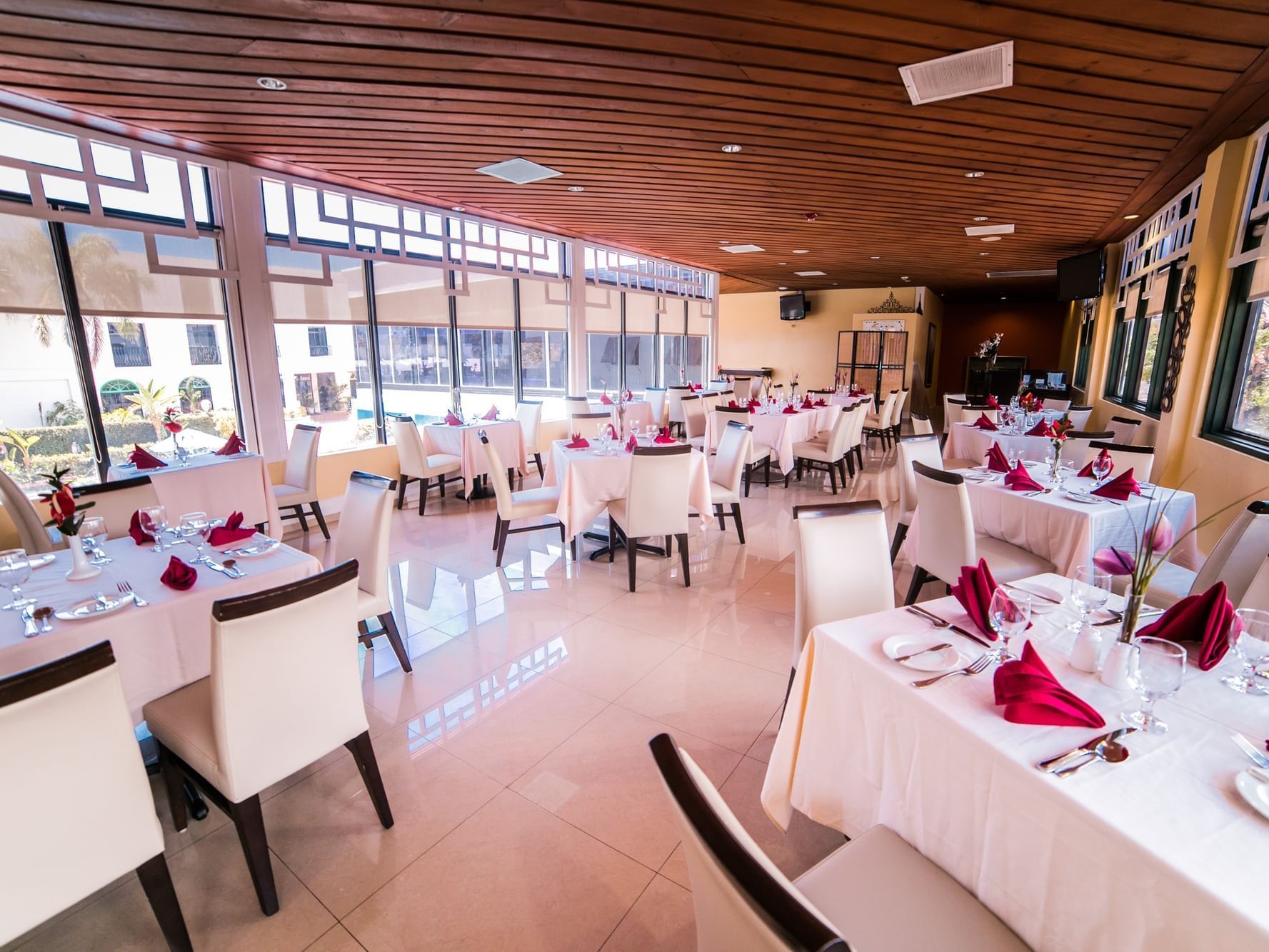 Tablescape of Melting Pot Restaurant near Jamaica Pegasus Hotel