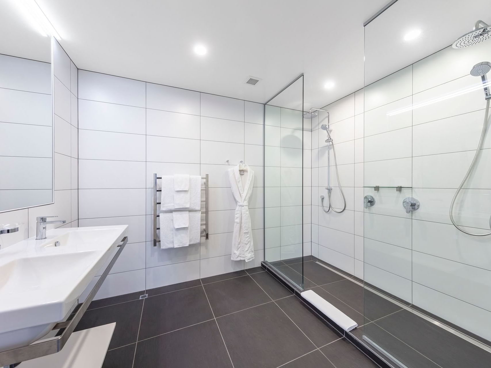 Bathroom in Deluxe Junior Suite at James Cook Grand Chancellor
