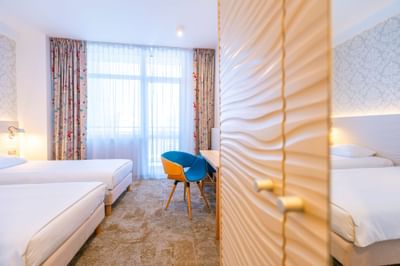 Standard Twin Room with two beds, cupboard and work desk at Metropol Hotel