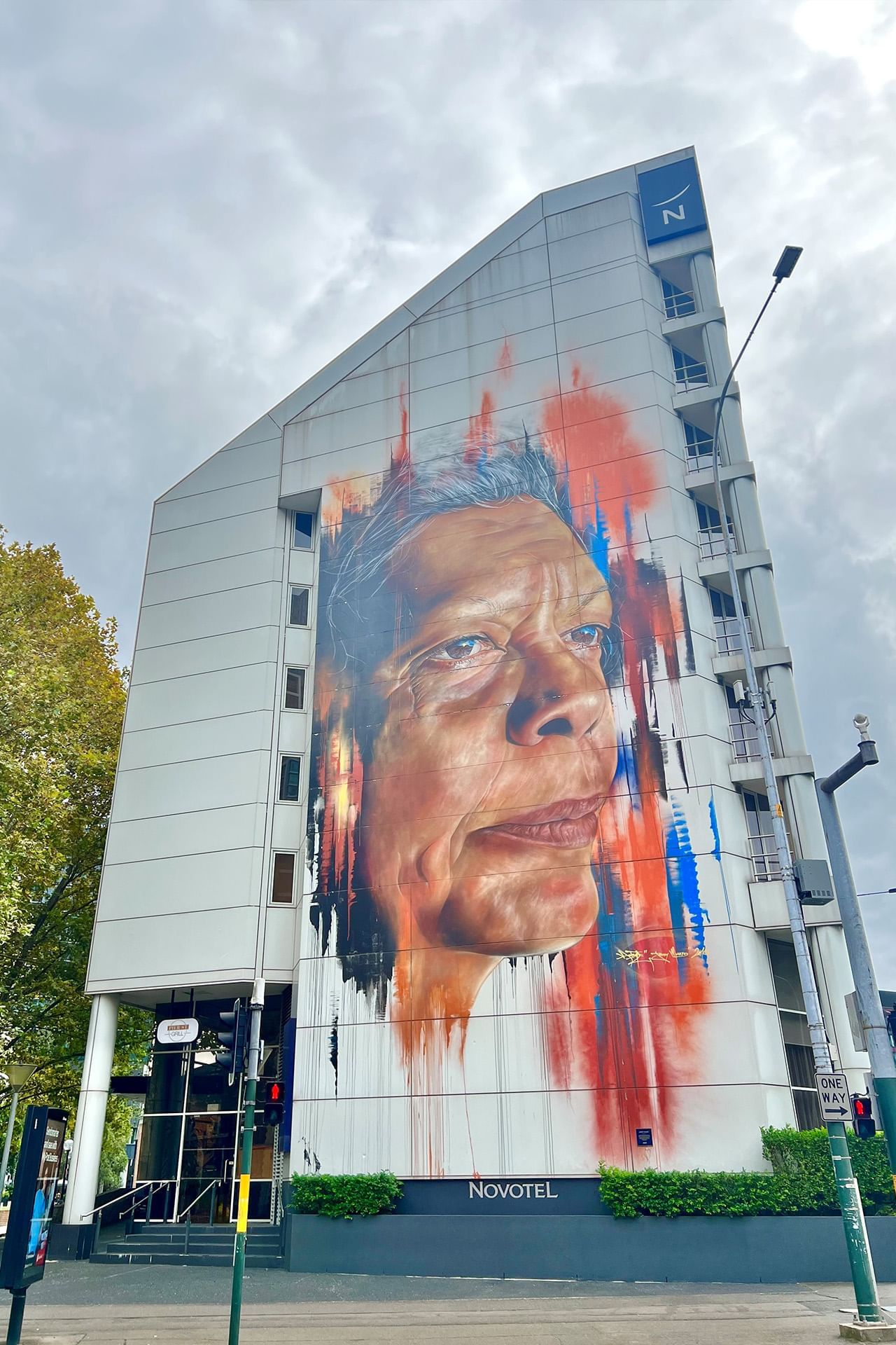 Realistic mural on building near Novotel Sydney Darling Square