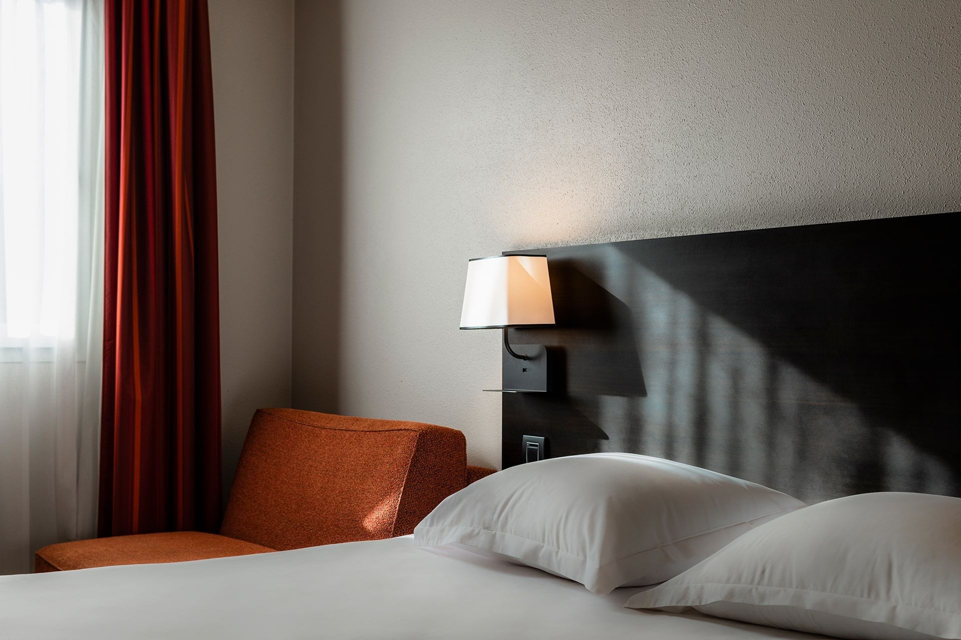 Lit king-size et un canapé dans une chambre à l'Escale Oceania Aix-en-Provence