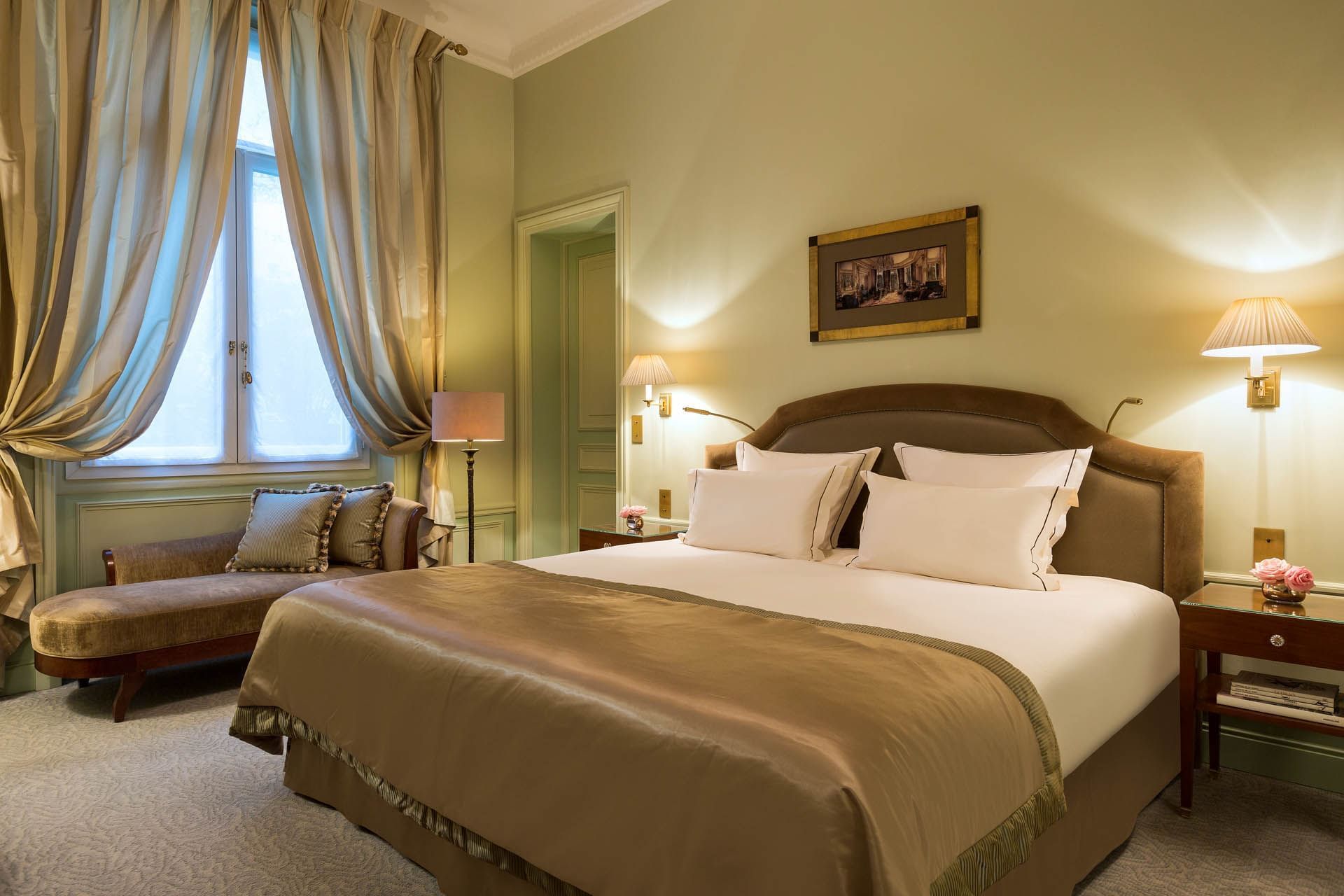 Bed in Deluxe Room at Hôtel Westminster - Paris