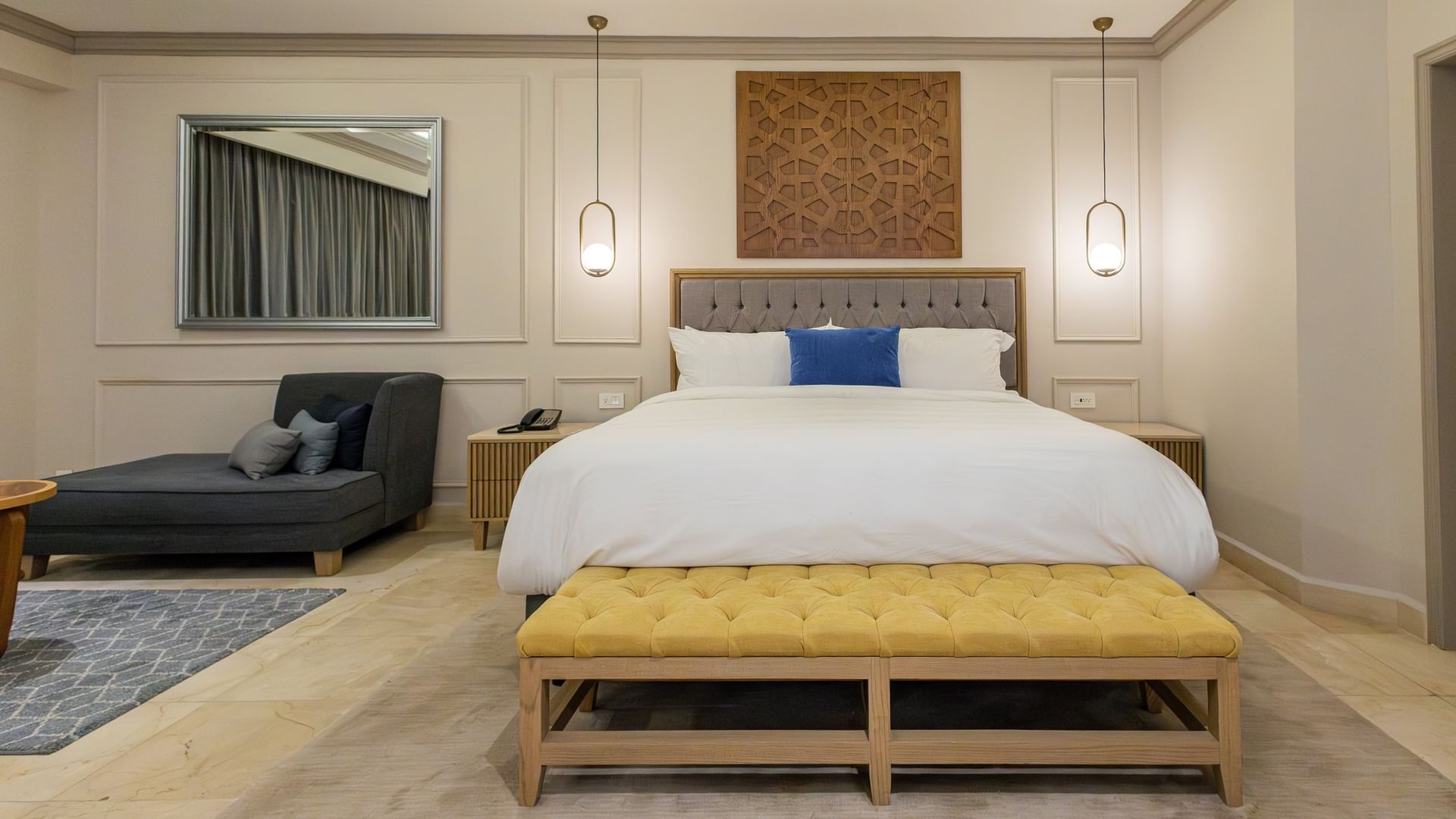 Suite Gran Clase Gold King con cama king, decoración elegante y chaise lounge en Quinta Real Monterrey.