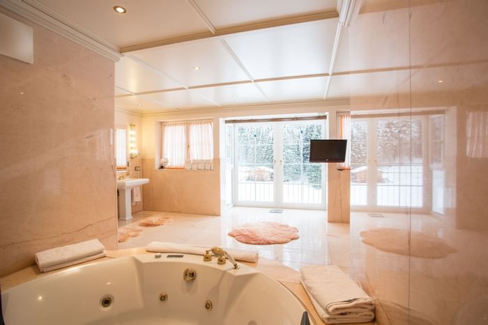 Family Suite with a bathtub at Hotel Liebes Rot