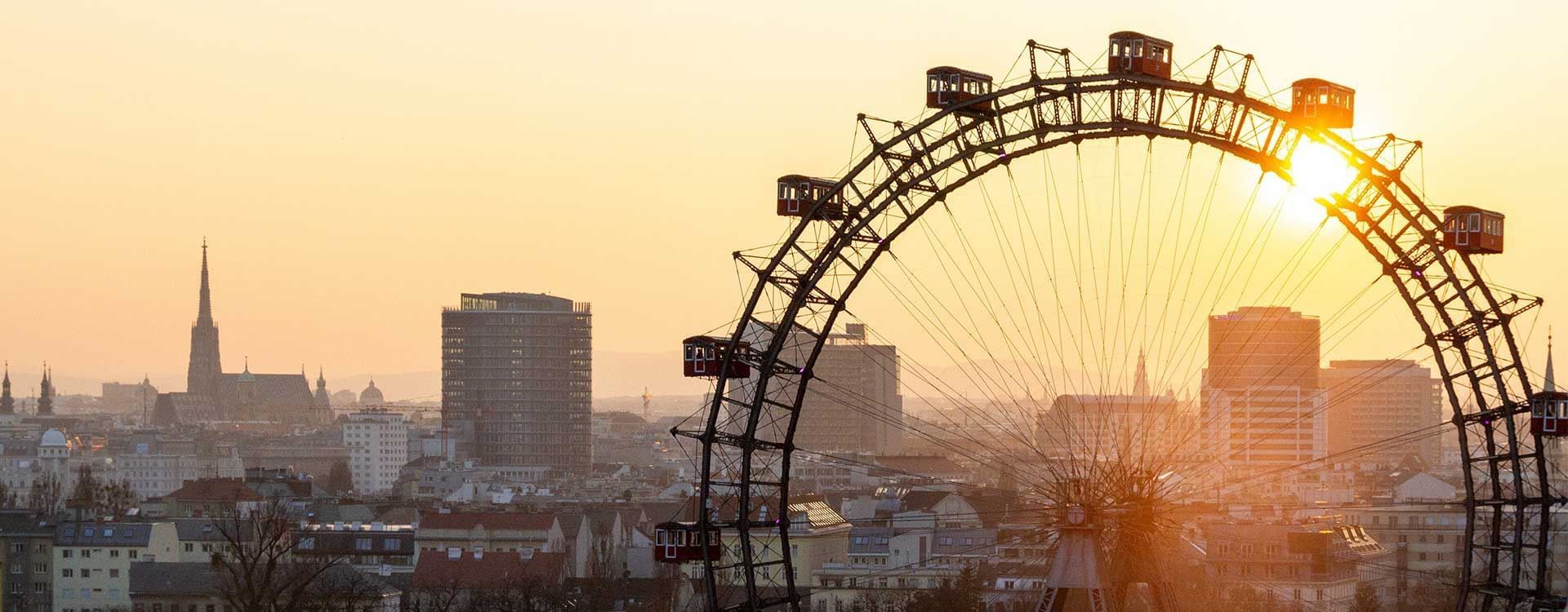 Riesenrad in der Nähe der Flemings Hotels bei Sonnenuntergang