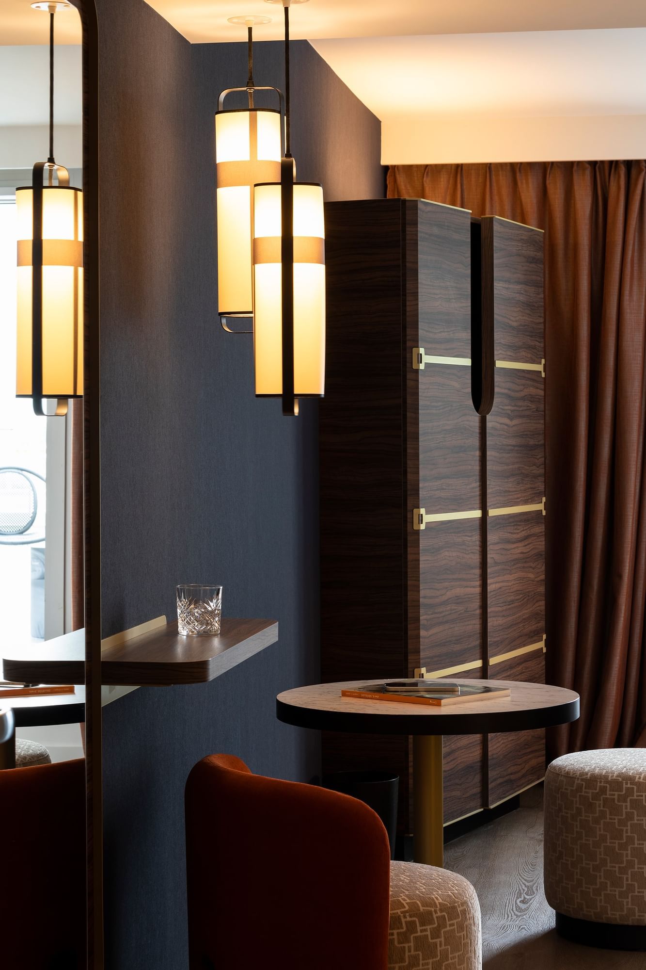Table en bois avec lumières suspendues à l'Oceania Le Conti Brest