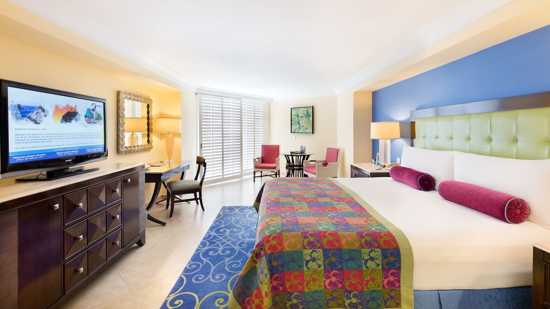 Cama, lámpara y tumbona en Perla King Golf View en Mundo Imperial