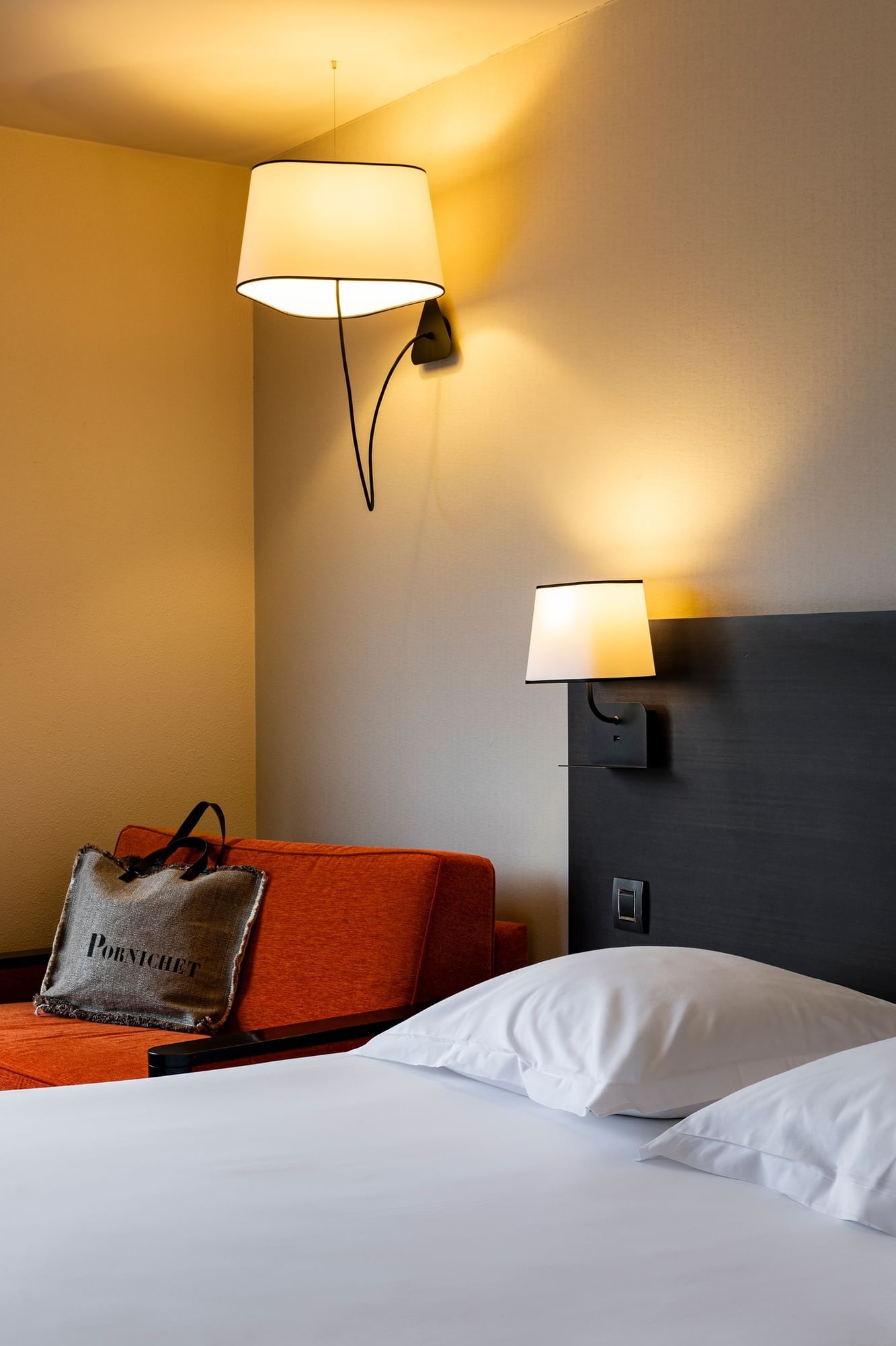 Chambre Triple Confort avec un canapé à l'Escale Oceania Pornichet