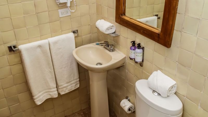 Bathroom vanity with amenities in a room at Gamma Puebla Senorial Centro