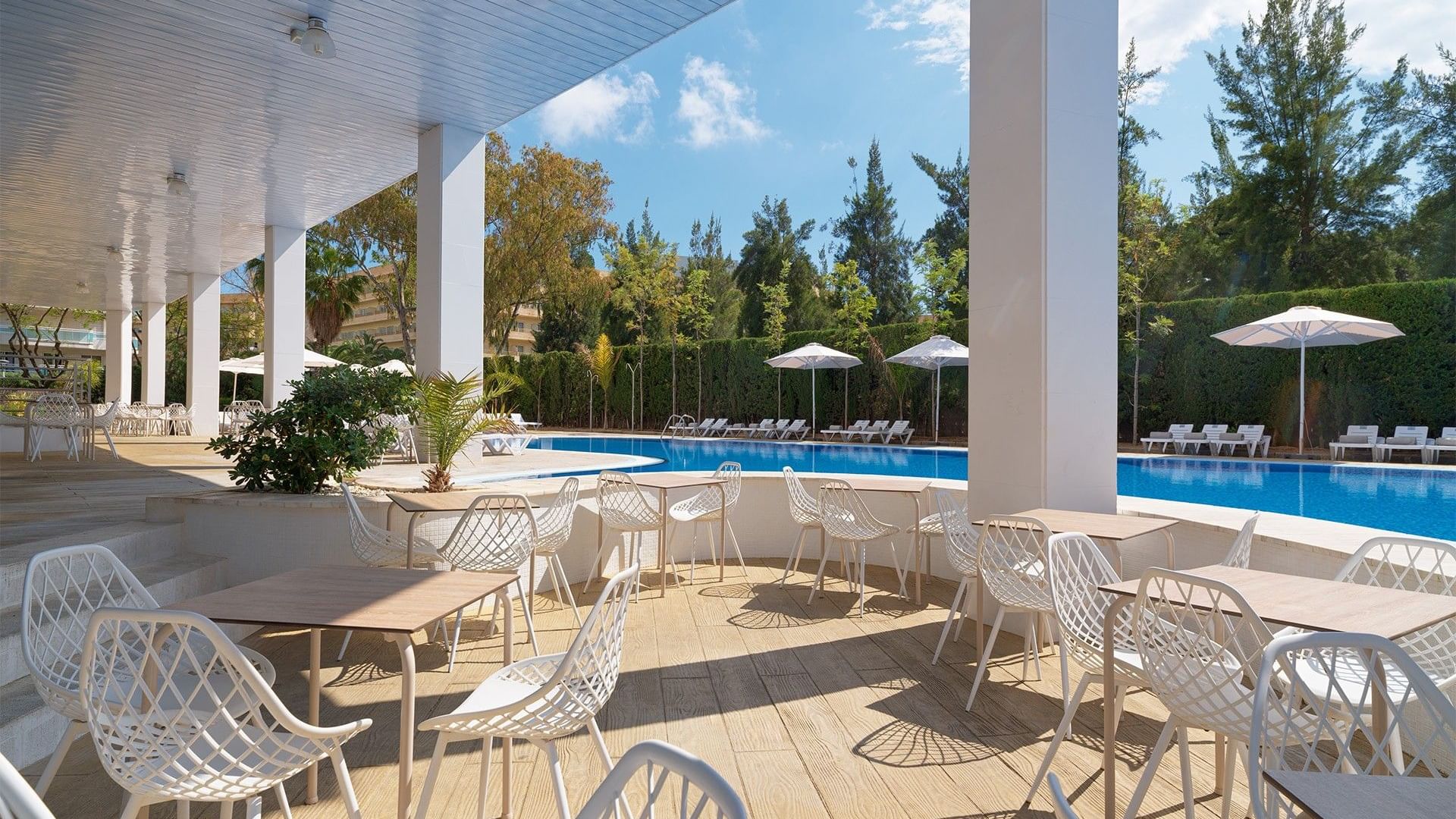 Pool bar at Ponient Pirámide Salou