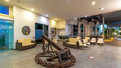 lobby con decoracion rustica hotel cartagena