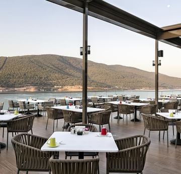 Titanic Luxury Collection Bodrum’daki Parkfora Ana Restoran’ın açık hava yemek alanı.