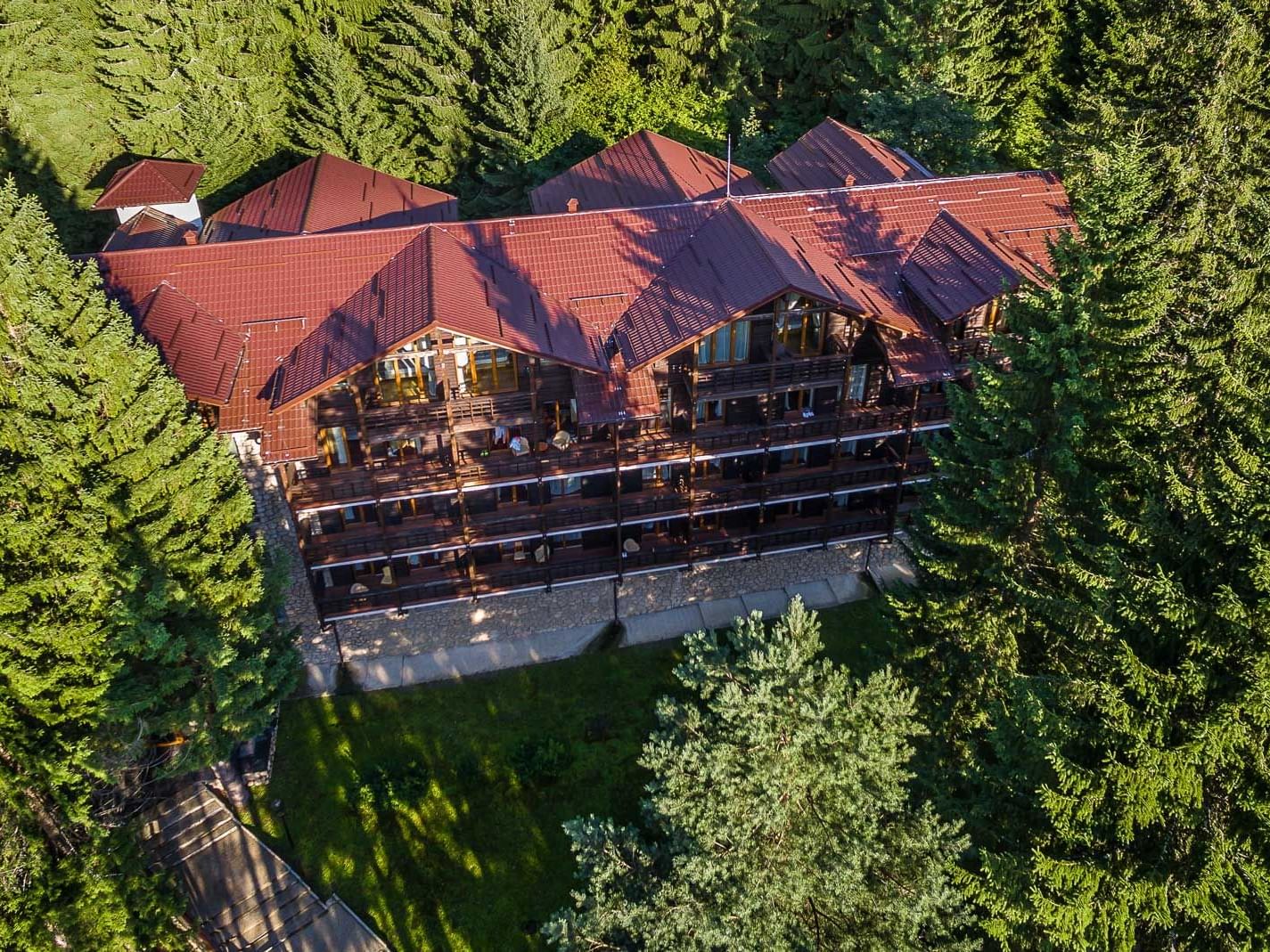 Aerial view of the hotel during summer of Ana Hotels Bradul Poiana Braşov