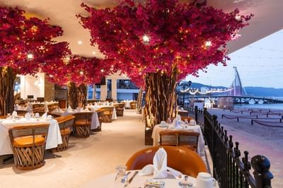 mesas en restaurante en puerto vallarta con vista al mar