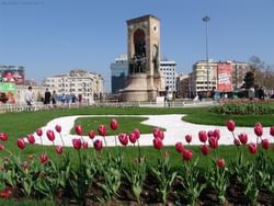 Taksim-Platz und Istiklal-Straße, Istanbuls lebhafte Fußgängerzone.