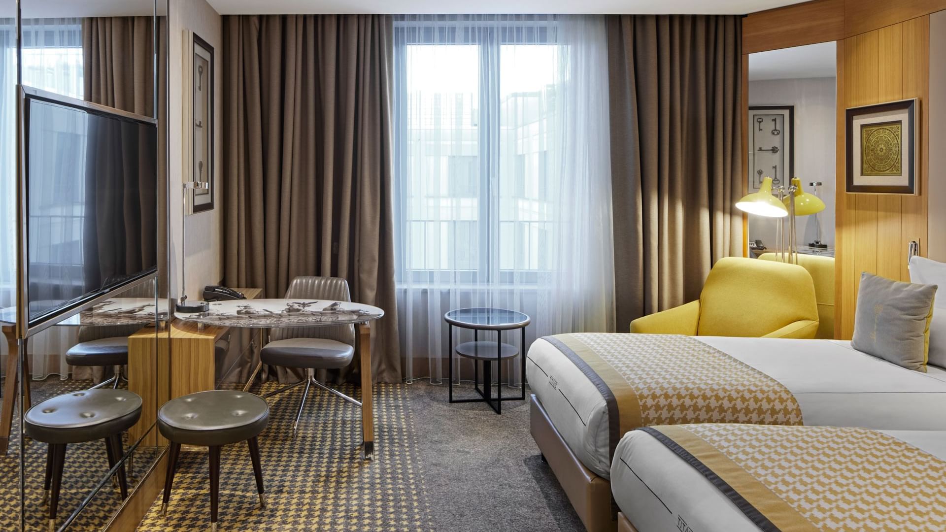 Zwei bequeme Betten, Lounge und Arbeitstisch im Classic Zimmer im Titanic Chaussee Berlin