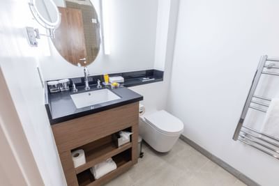 The washroom in a room at the Sandman Signature Aberdeen Hotel w