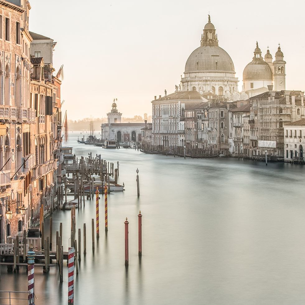 Venezianische Wasserwege und elegante Gebäude, die den Touch of Venice widerspiegeln.