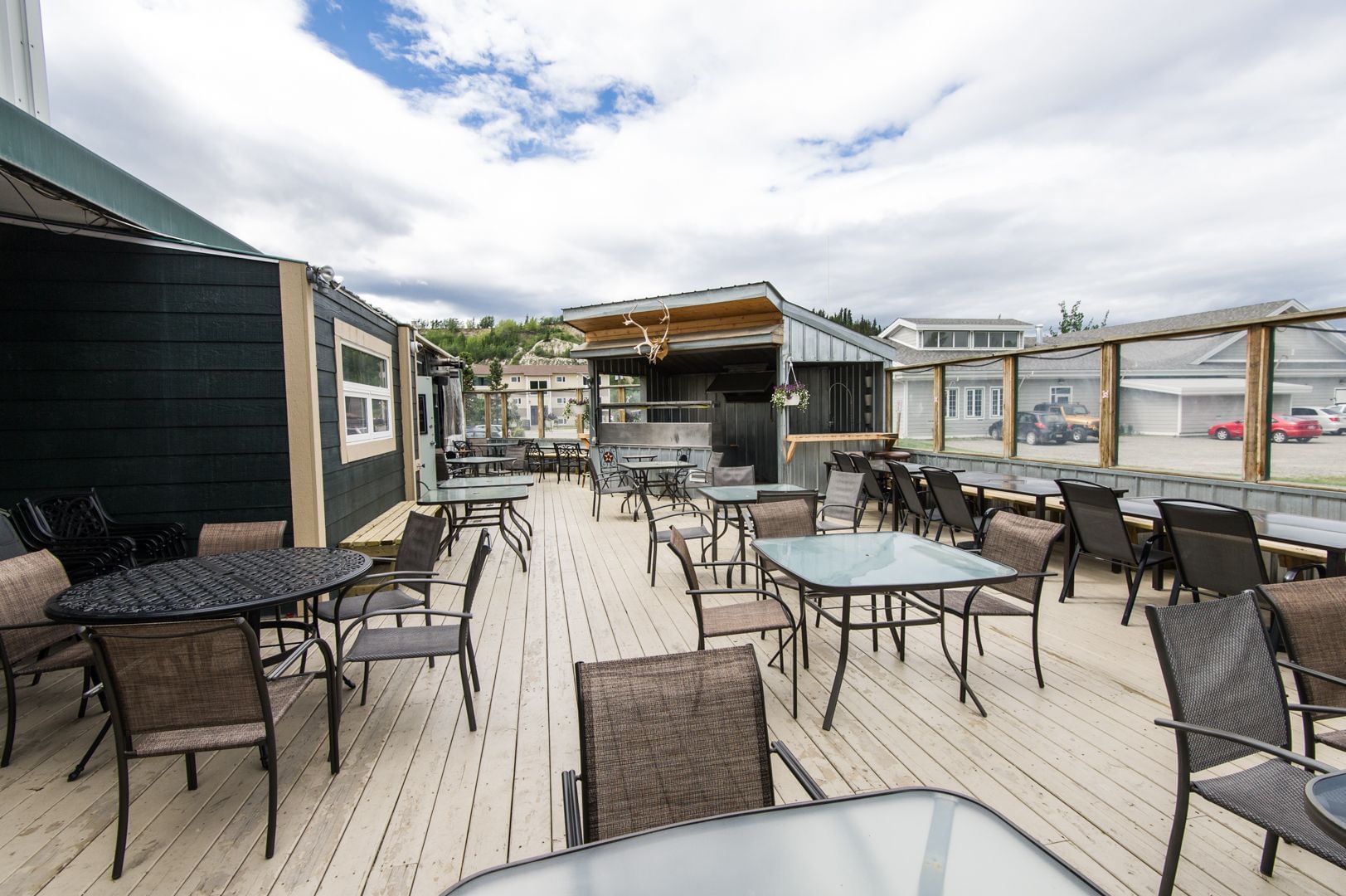Coast High Country Inn - The Deck Patio