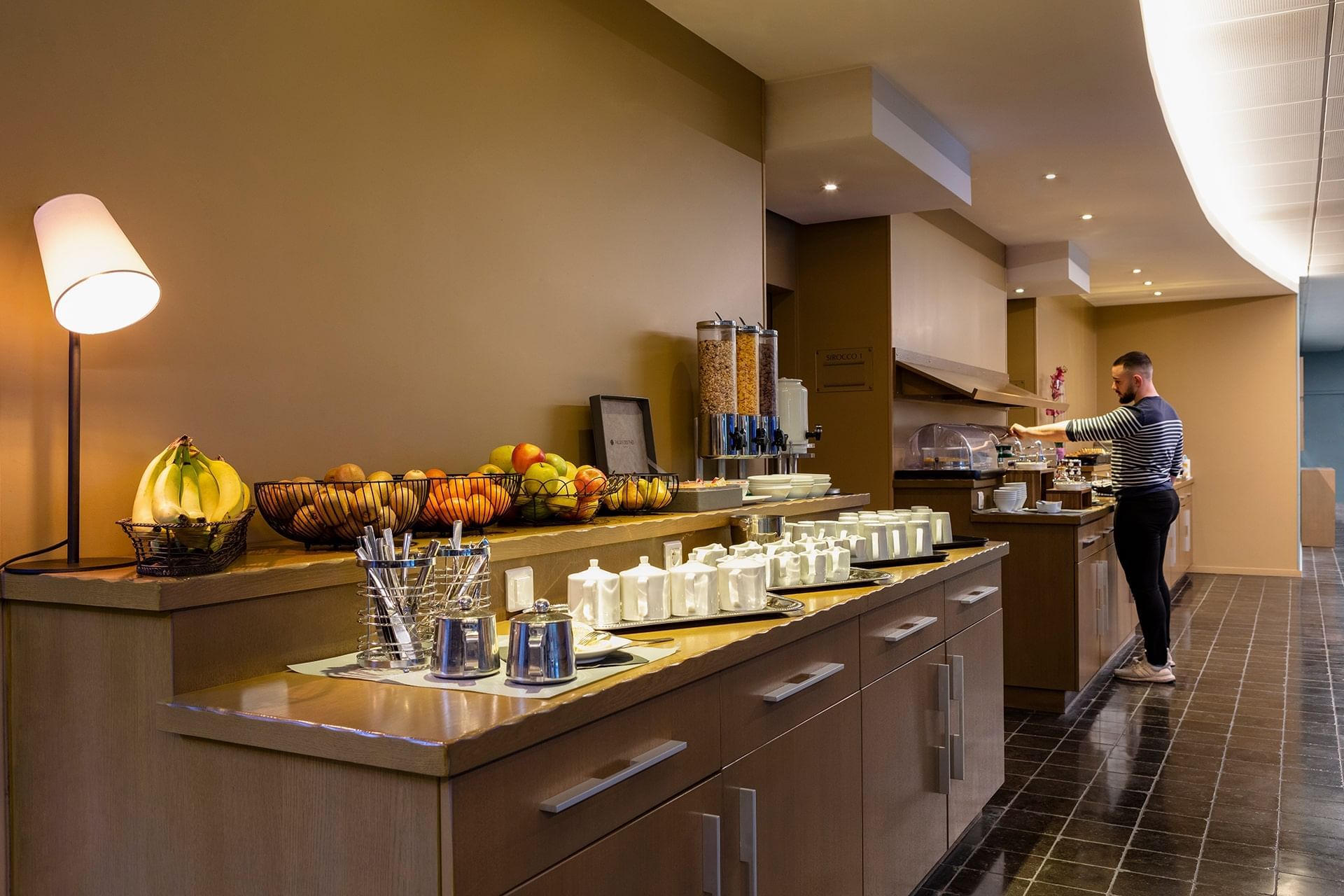 Client au buffet du petit-déjeuner à l'Escale Oceania Aix-en-Provence