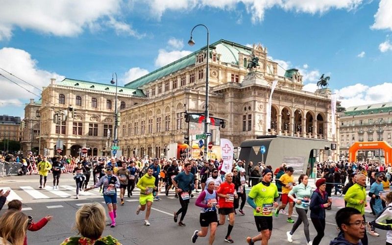 Runners of the Vienna City Marathon passing the Vienna State Opera.