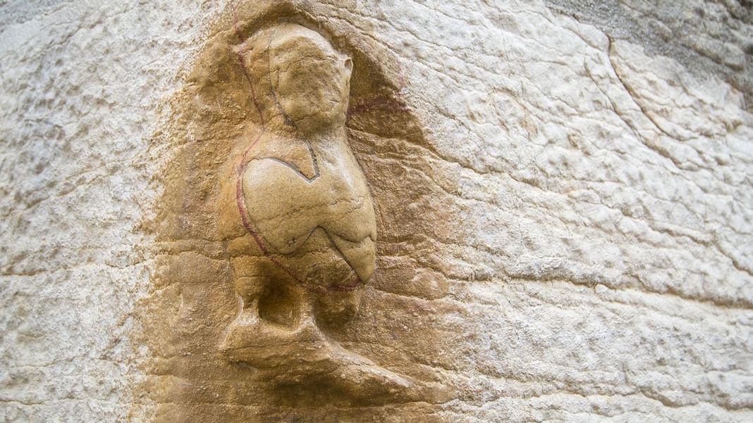 Pierre sculptée représentant un oiseau près des Hôtels Oceania