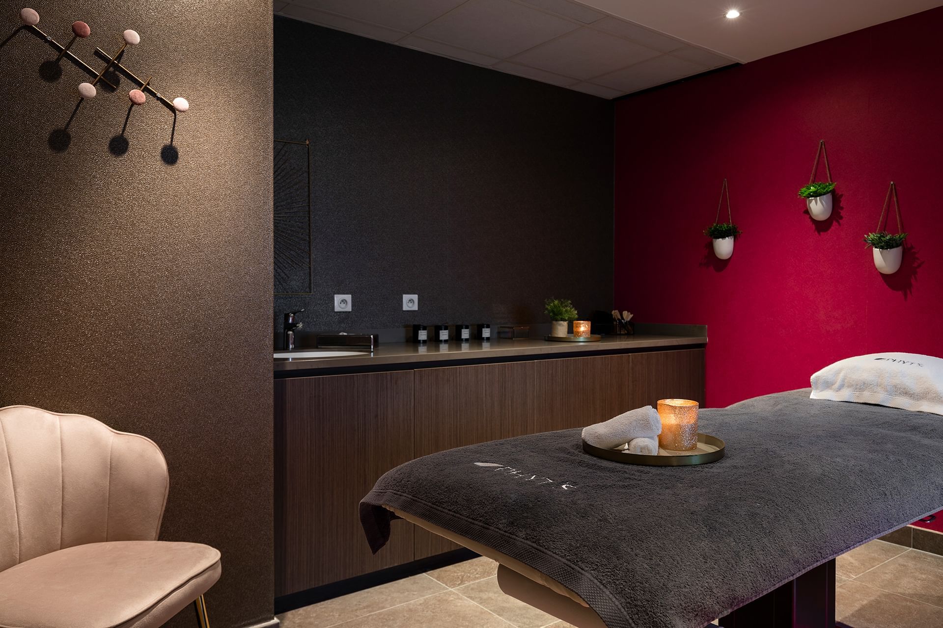 Intérieur et décoration de la salle de spa avec lits et lavabo à l'Oceania Paris Roissy CDG