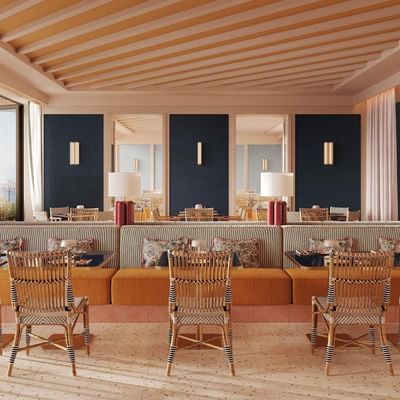 Un ristorante elegante con vista panoramica, tavoli, sedie, e un design moderno e confortevole.