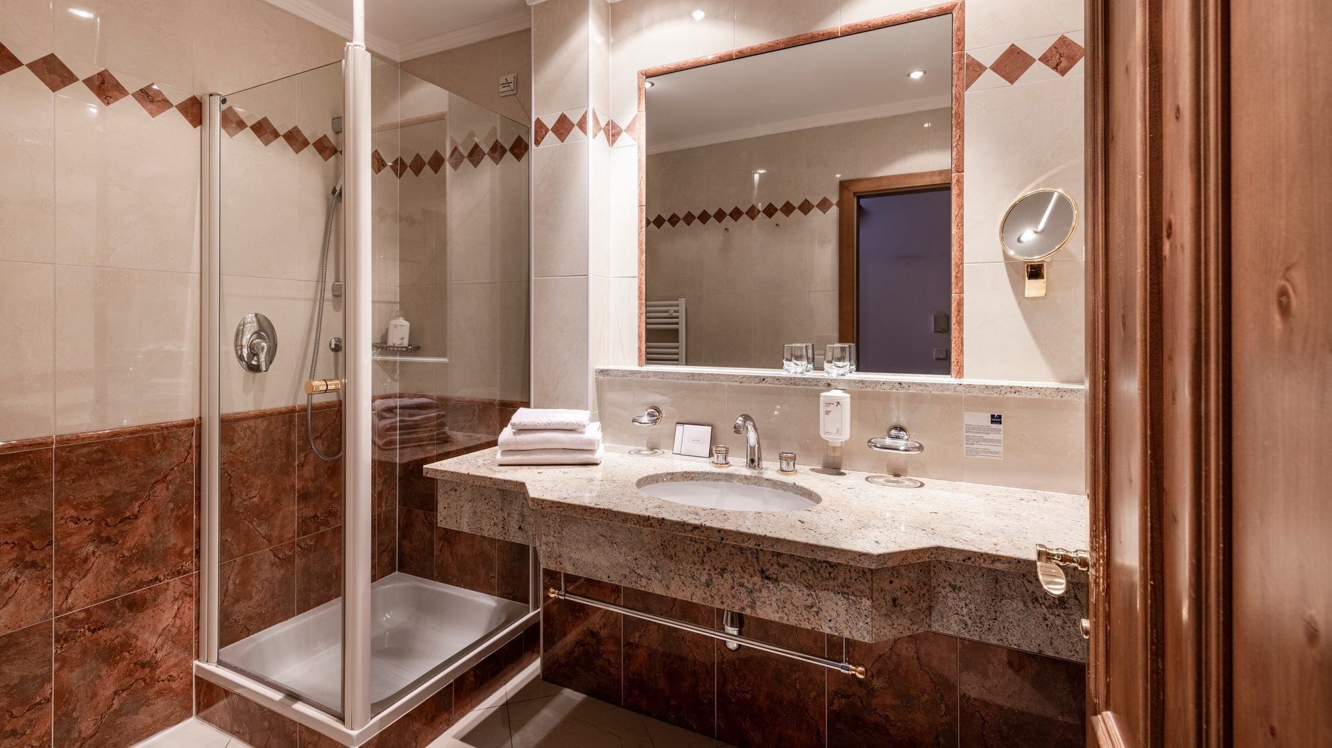 Bagno elegante della Junior Garden Suite al Falkensteiner Hotel Falkensteinerhof di Valles.