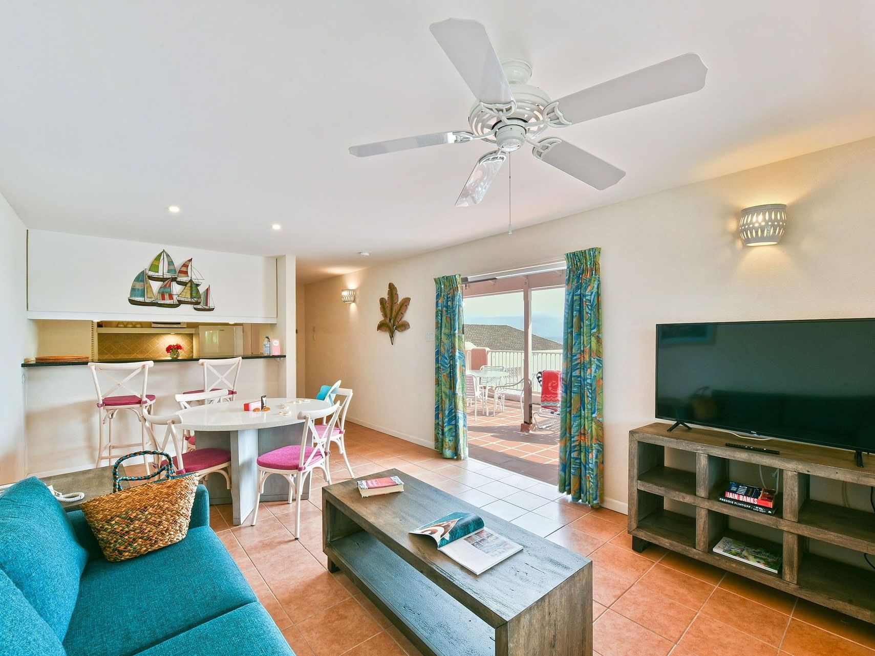 Penthouse Deluxe Two Bedroom Apartment – Ocean View with TV lounge area at Butterfly Beach Hotel