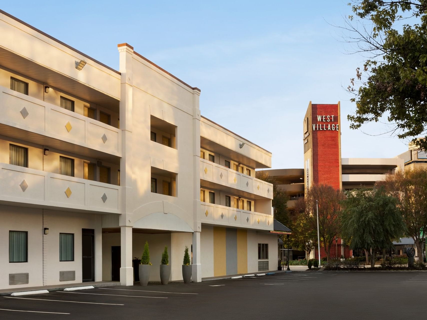 Exterior view from the parking area at Hotel Bo West Village 