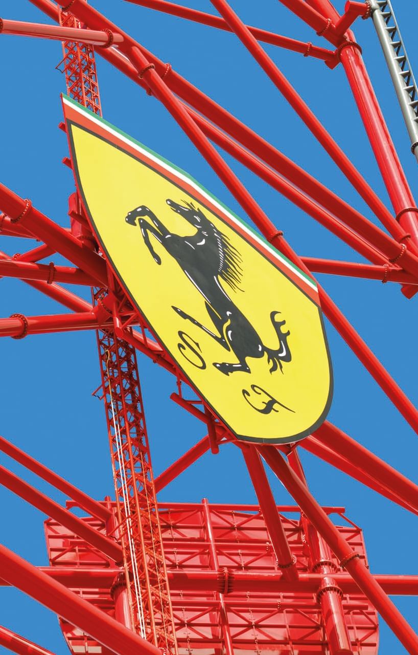 Detalle de una montaña rusa en Ferrari Land cerca de Ponient Hotels