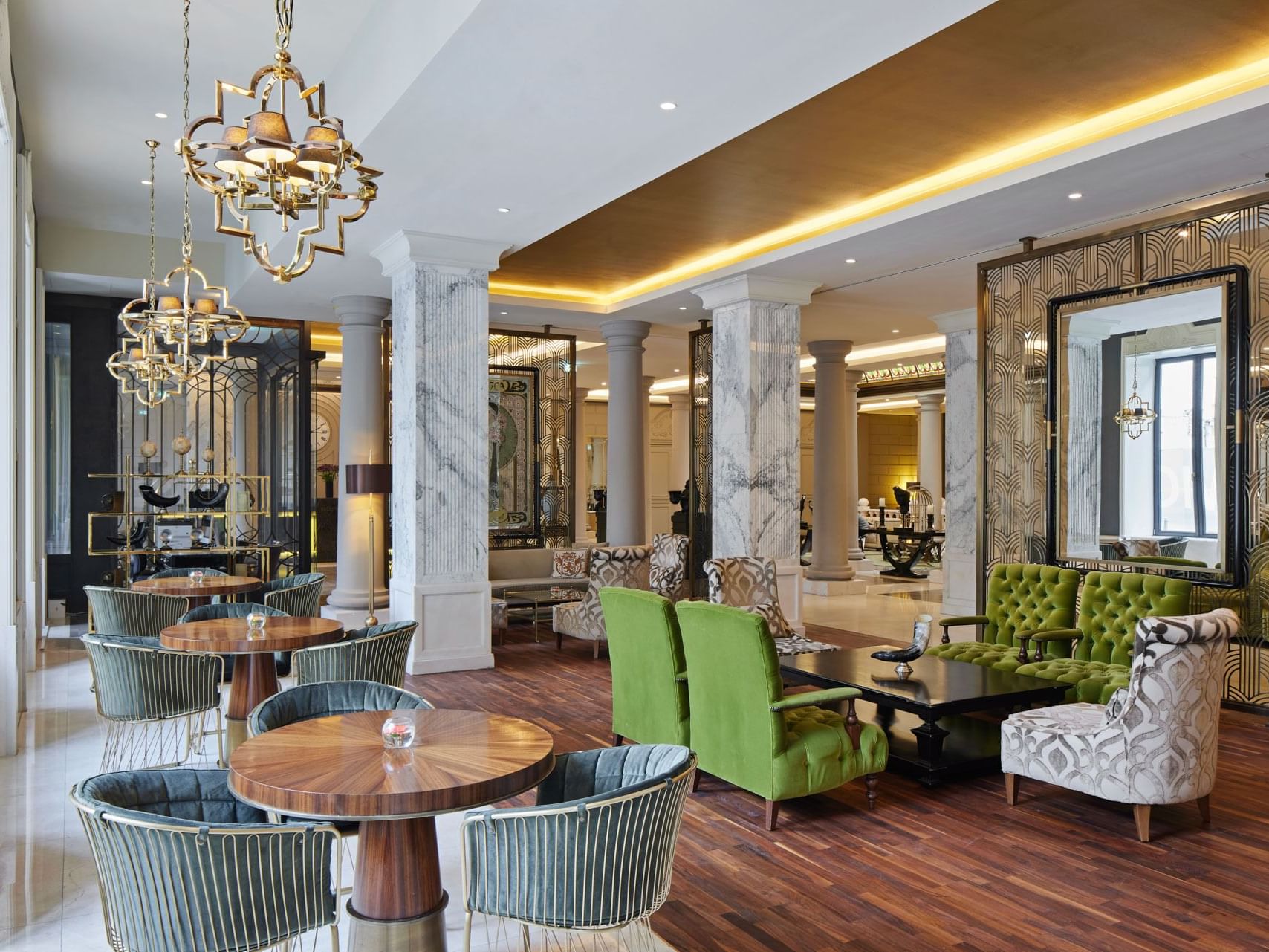 Eleganter Loungebereich mit stilvollen Sitzmöbeln und Säulen im Titanic Gendarmenmarkt Berlin.