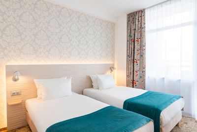 Twin beds in the Standard Twin room at Metropol Hotel