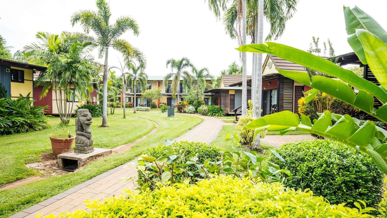 The garden and lawn along the Hotel at Darwin Airport Hotels