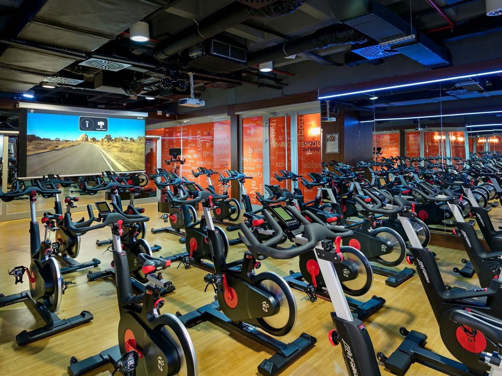 Titanic Port Bakırköy'de yer alan Befine Fitness salonunda, modern spin bisikletleri spor tutkunları için hazır!