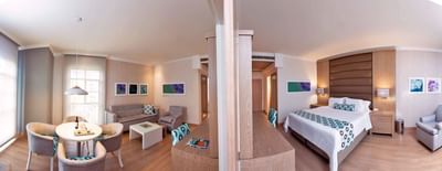 Suite con sala de estar y dormitorio separados en el Hotel Dann Carlton Medellín