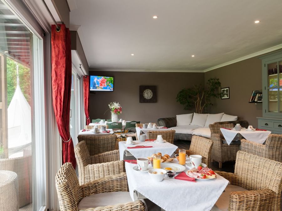 Dining area with cable tv & comfy sofas at Les jardins d'ulysse