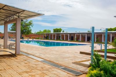 Vue de la piscine de Dunia hôtel Loumbila